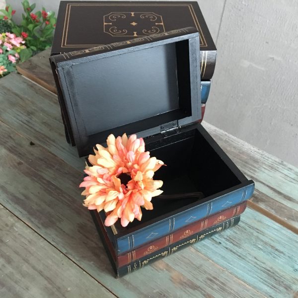 sách cổ trang trí
